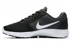 Nike REVOLUTION 3